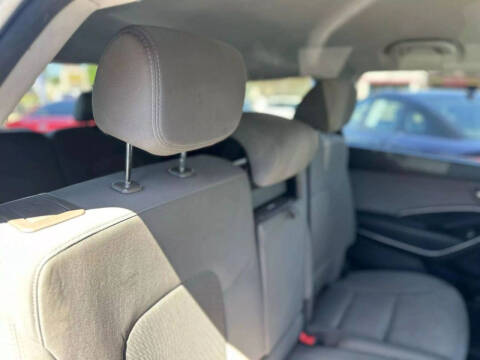 2017 Hyundai Santa Fe SE