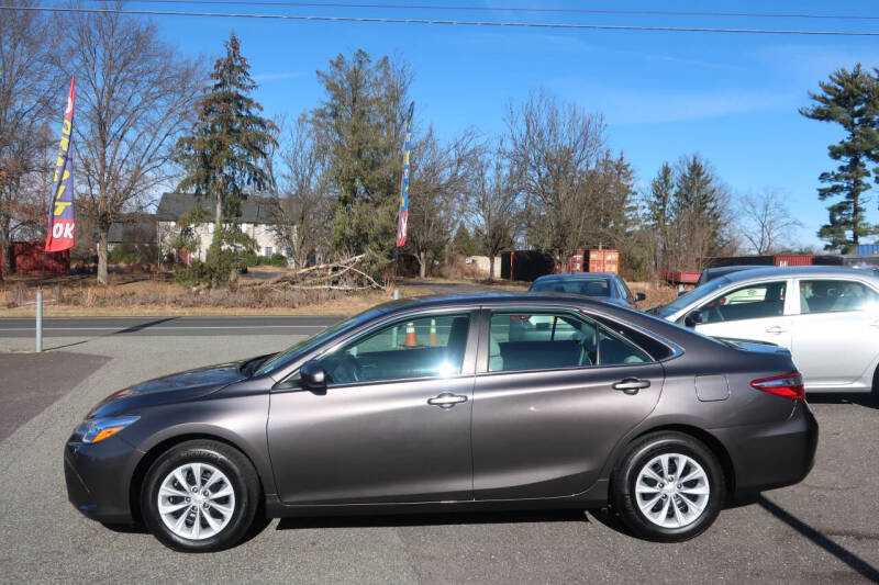 2015 Toyota Camry LE's photo