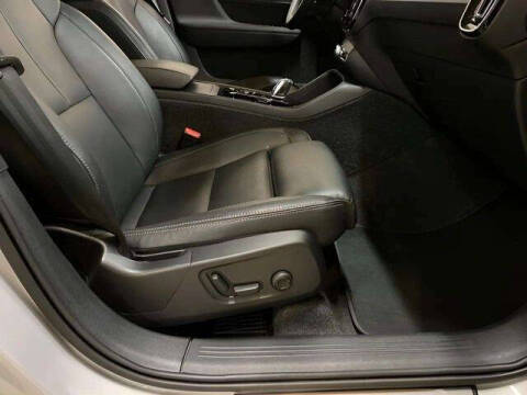 2025 Volvo XC40 B5 Plus Bright Theme