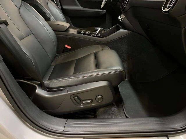 2025 Volvo XC40 B5 Plus Bright Theme