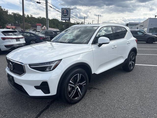 2025 Volvo XC40 B5 Core Bright Theme