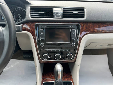 2012 Volkswagen Passat SEL