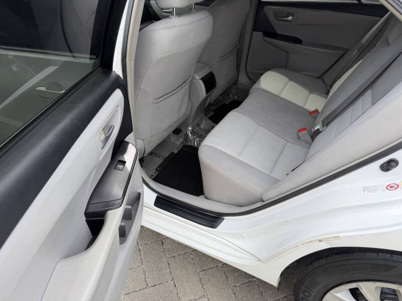 2015 Toyota Camry LE - Photo 10