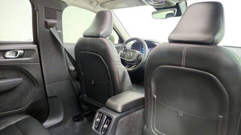 2025 Volvo XC40 B5 Plus Bright Theme