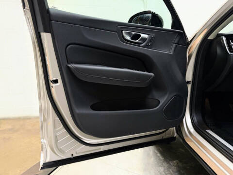 2025 Volvo XC60 B5 Core Dark Theme