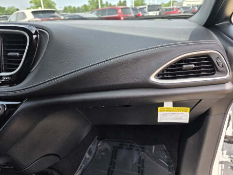 2027 Chrysler Pacifica Select