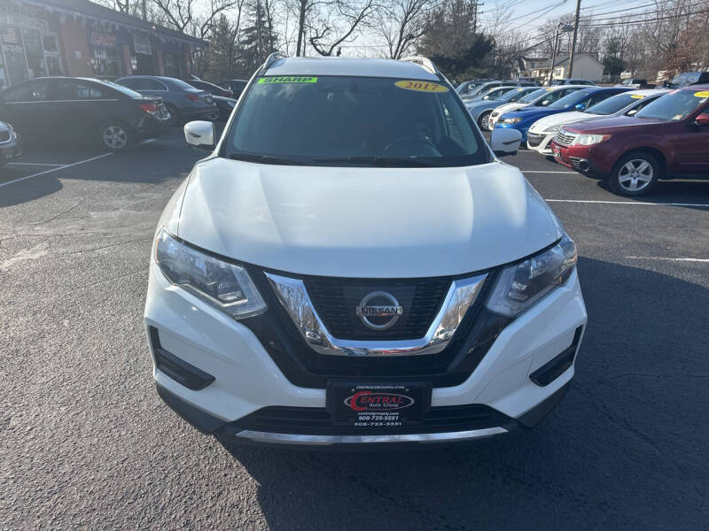 2017 Nissan Rogue SV photo 2