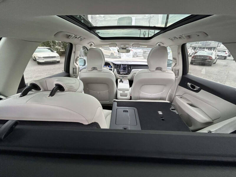 2024 Volvo XC60 B5 Plus Dark Theme