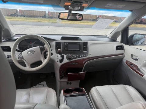 2014 Toyota Sienna XLE 7-Passenger Auto Access Seat