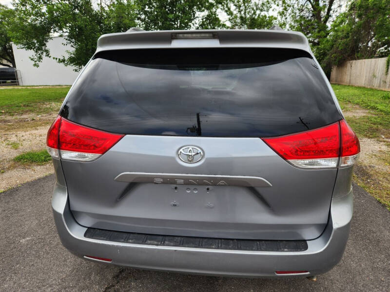 2013 Toyota Sienna L photo 9