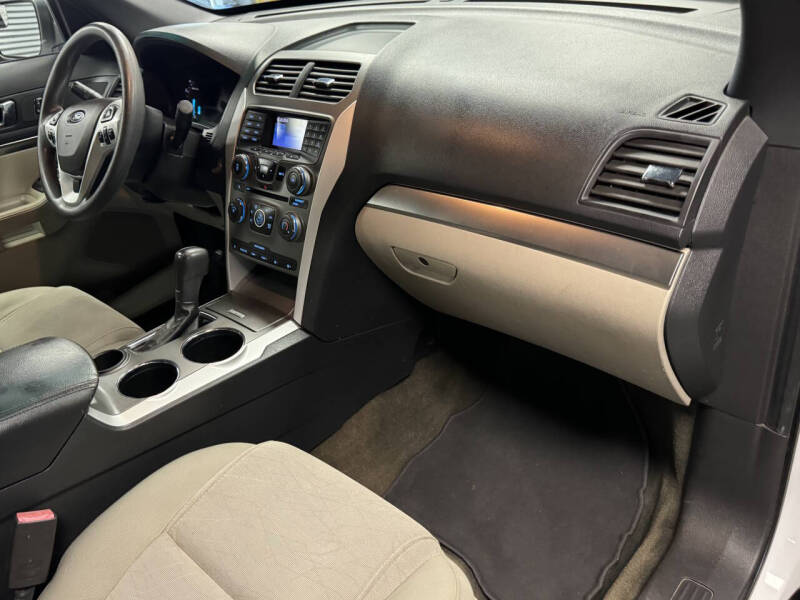 2013 Ford Explorer Base photo 11