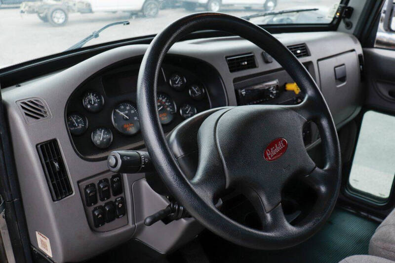 2020 Peterbilt 348