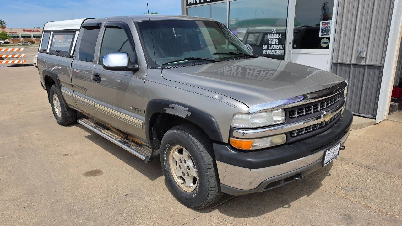 2001 Chevrolet Silverado 1500 LS 4dr Extended Cab 4WD SB - Sunset Gold Metallic exterior view 2