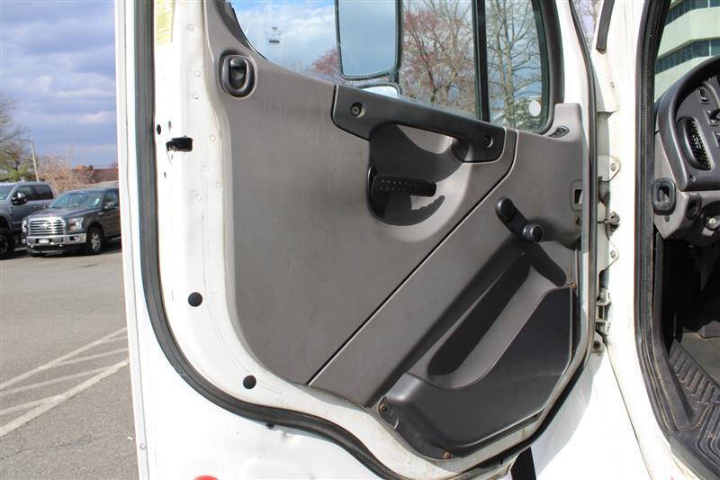 2013 Freightliner M2 106