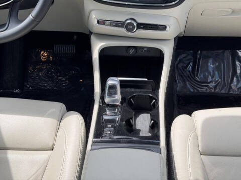 2023 Volvo XC40 B5 Plus Dark Theme