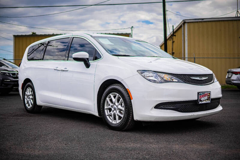 2023 Chrysler Voyager LX's photo