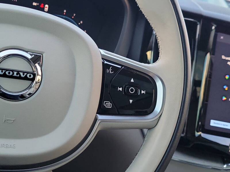 2023 Volvo XC60 B5 Plus Dark Theme