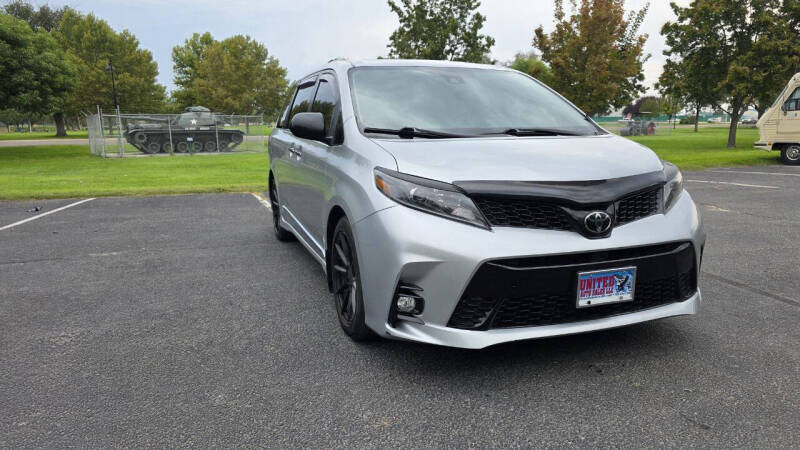 2020 Toyota Sienna SE's photo