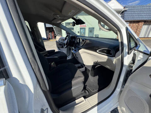 2022 Chrysler Voyager LX