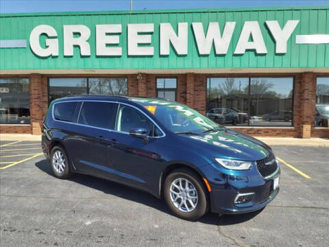2022 Chrysler Pacifica for sale at Greenway Automotive GMC in Morris IL
