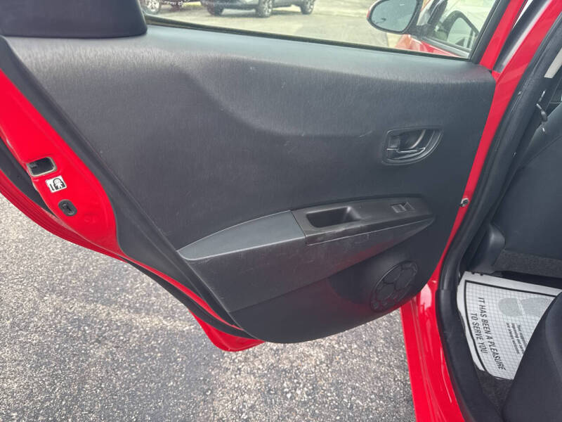 2013 Toyota Yaris 5-Door LE