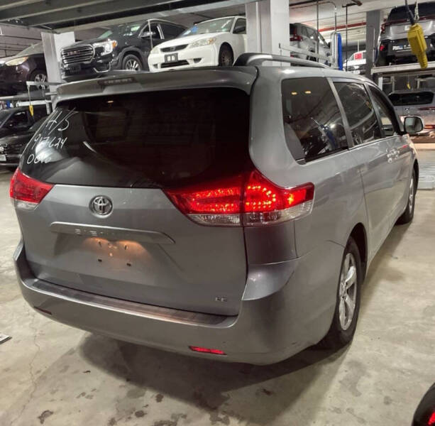 2014 Toyota Sienna LE 8-Passenger