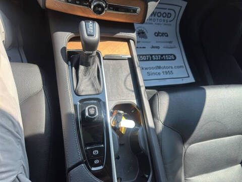 2022 Volvo XC90 T6 Momentum 7-Passenger