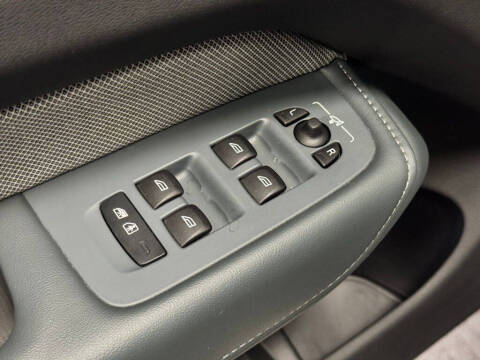 2022 Volvo XC60 B6 R-Design