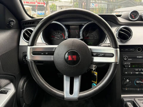 2005 Ford Mustang GT Deluxe