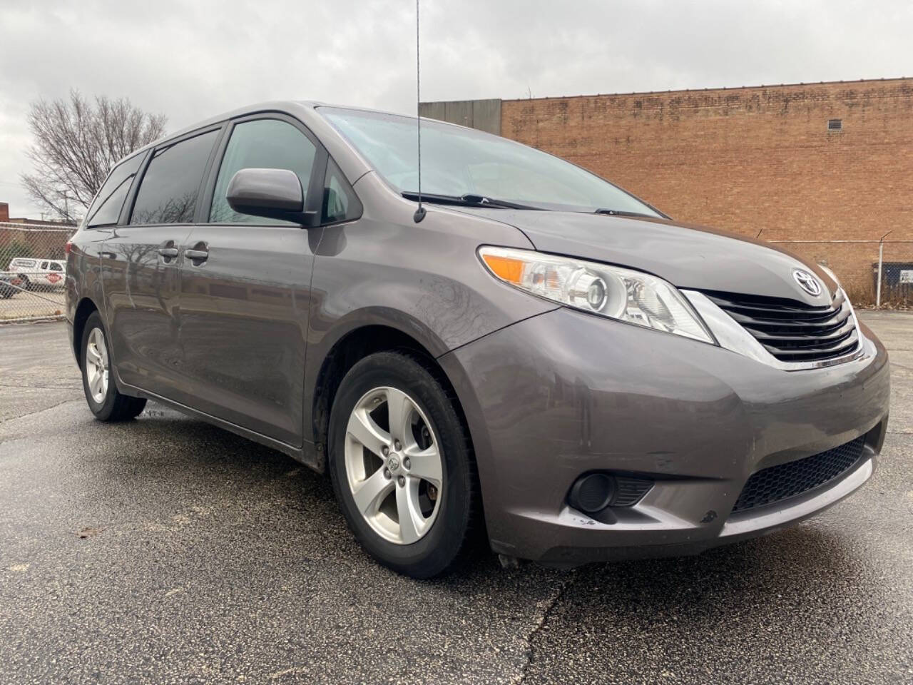 2013 Toyota Sienna for sale at Ideal Cars LLC in Skokie, IL