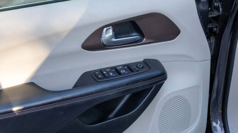 2017 Chrysler Pacifica Touring-L