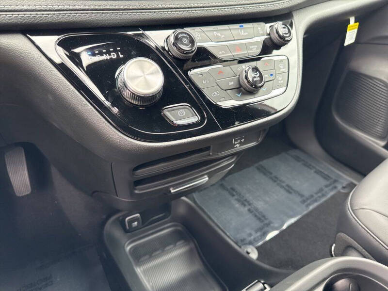2027 Chrysler Pacifica Select