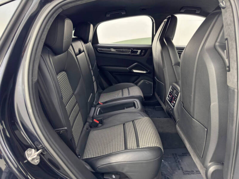 2022 Porsche Cayenne Turbo S E-Hybrid Coupe