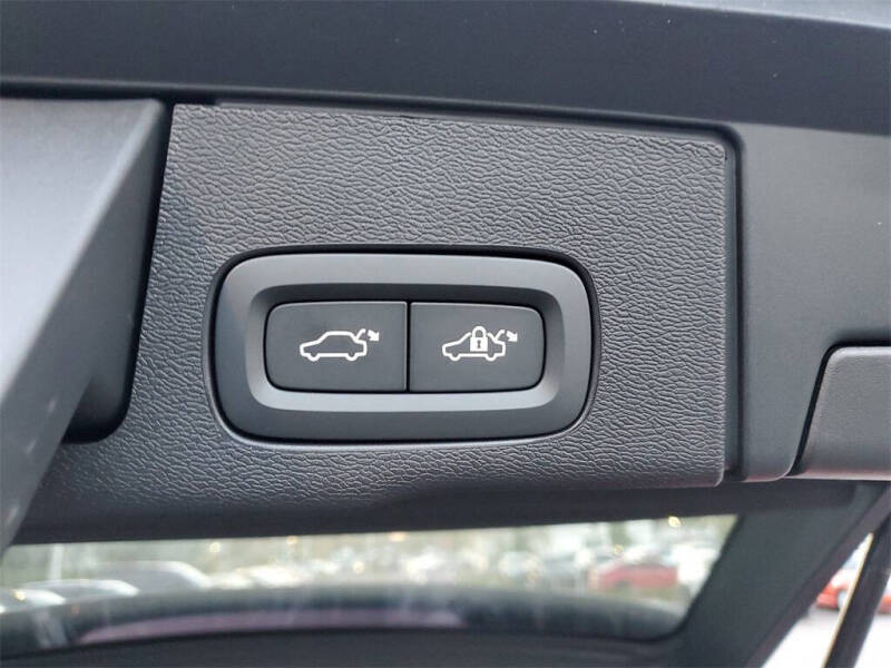 2025 Volvo XC60 B5 Plus Dark Theme