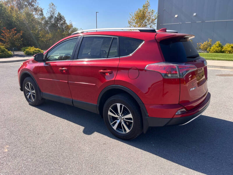 2016 Toyota RAV4 XLE photo 3