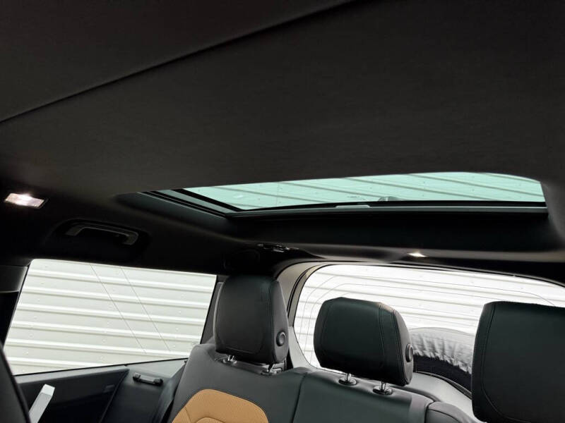 2024 Land Rover Defender 130 P400 X-Dynamic SE