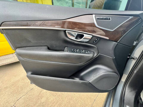 2016 Volvo XC90 T6 Momentum