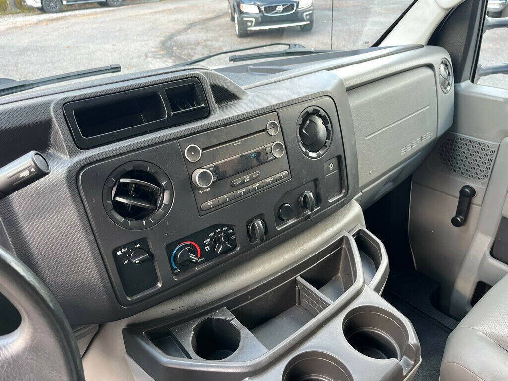 2015 Ford E-Series 44