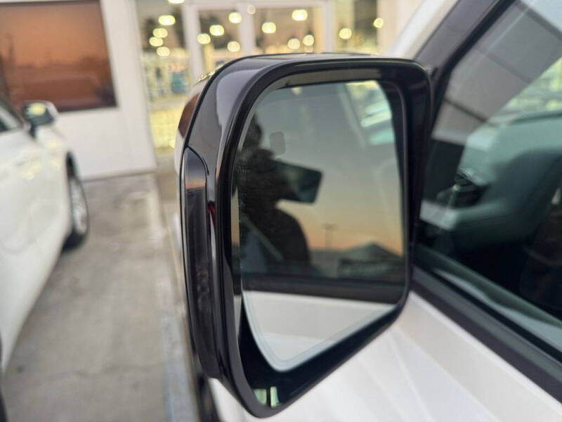 2024 Land Rover Defender 130 P400 X-Dynamic SE