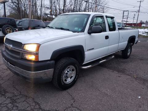2004 Chevrolet Silverado 2500HD for sale at MEDINA WHOLESALE LLC in Wadsworth OH