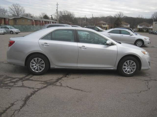 2013 Toyota Camry LE photo 2