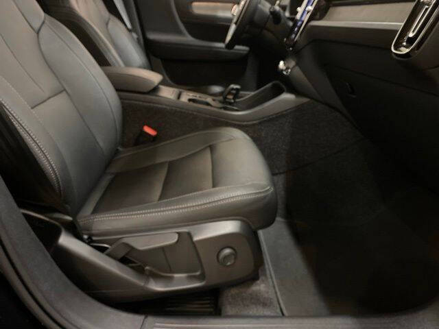 2025 Volvo XC40 B5 Core Bright Theme