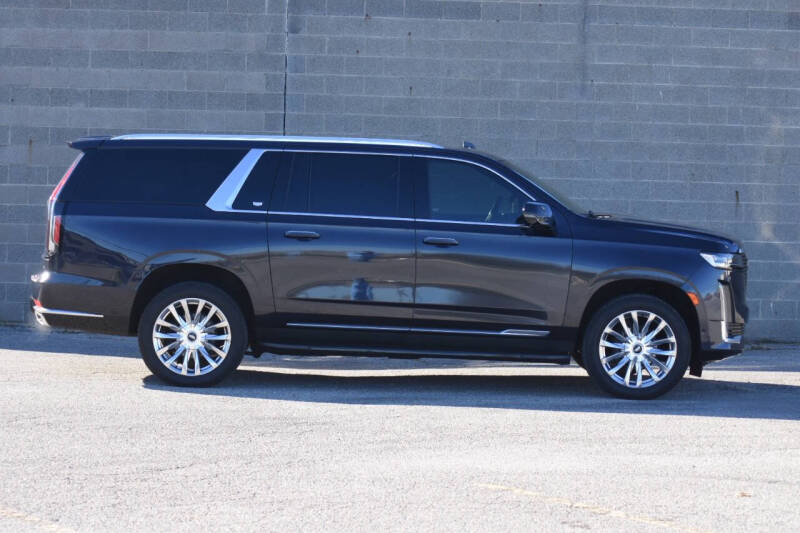 2022 Cadillac Escalade ESV Premium Luxury photo 2