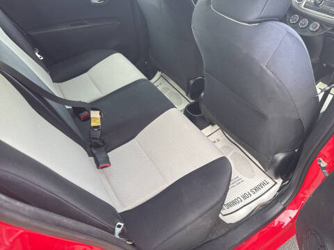 2013 Toyota Yaris 5-Door LE