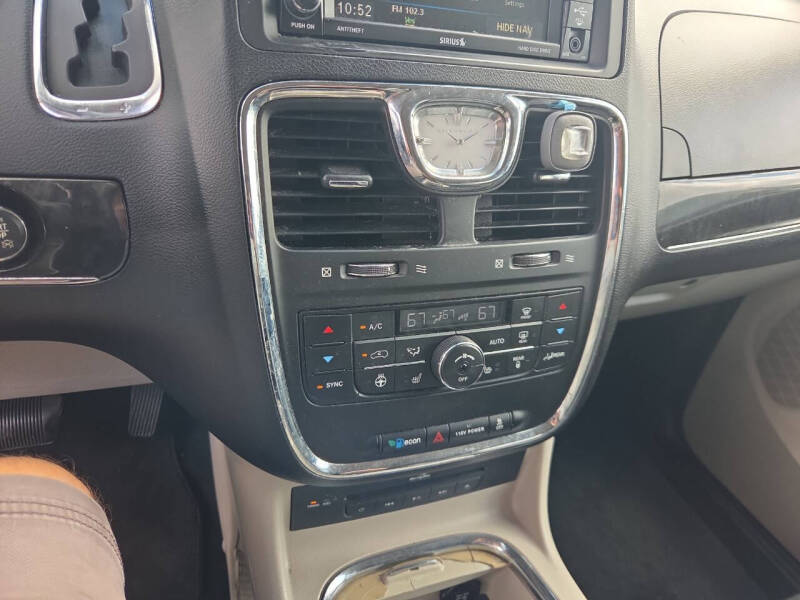 2014 Chrysler Town and Country Touring-L