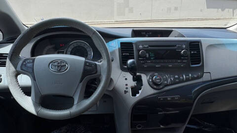 2011 Toyota Sienna SE 8-Passenger