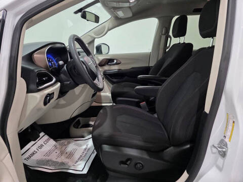 2022 Chrysler Voyager LX