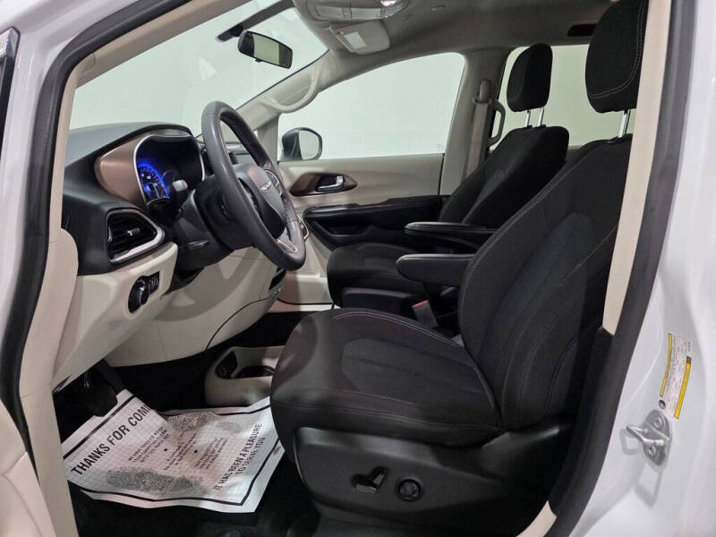 2022 Chrysler Voyager LX