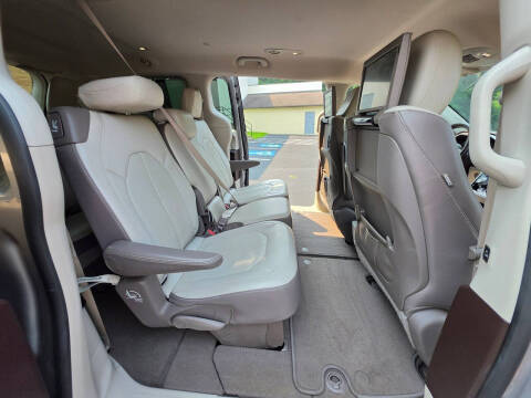 2017 Chrysler Pacifica Touring-L Plus