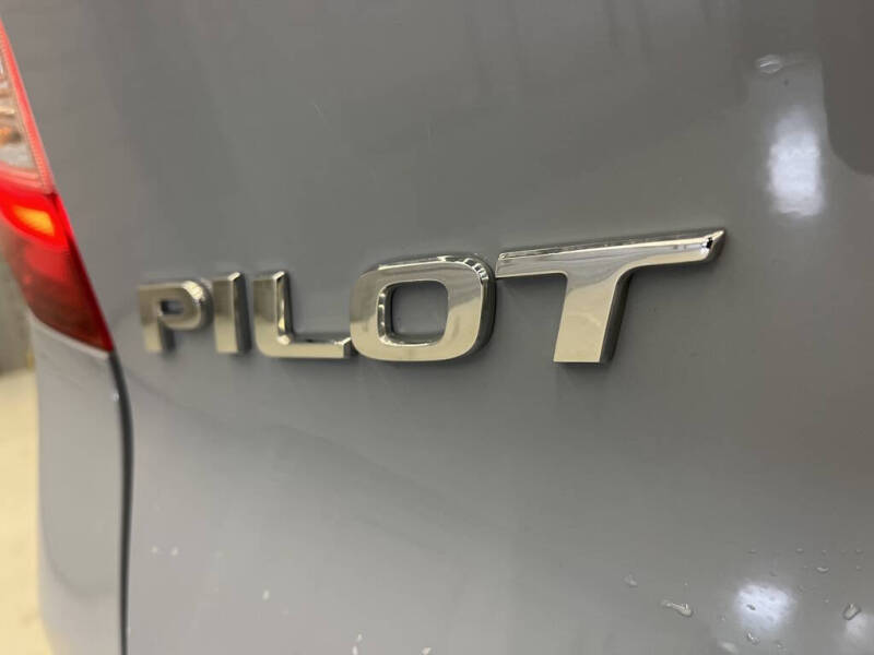 2022 Honda Pilot Touring w/Rear Captain's Chairs